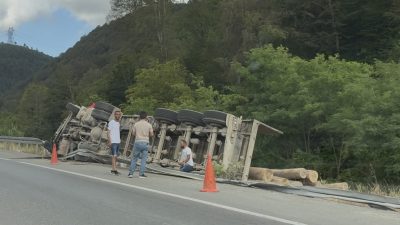 Zonguldak Ankara karayolunda tomruk yüklü tır devrildi