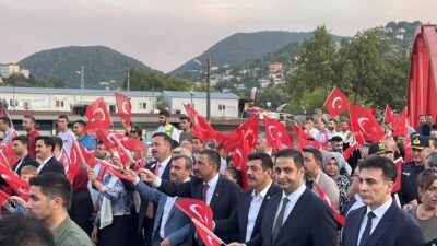 Kortej yürüyüşünde Mehter Marşı eşliğinde bayraklar dalgalandı