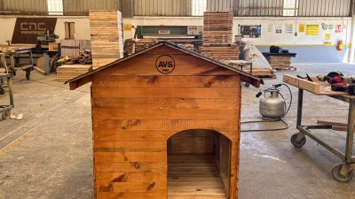 Çaybel, seri halde ahşap köpek kulübesi üretiyor