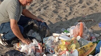 Vatandaş kirletti muhtar temizledi