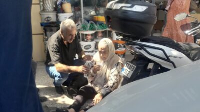 Yaşlı kadın kaldırımda düştü