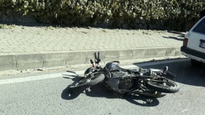 Motosiklet hızını alamayınca devrildi! 1 yaralı
