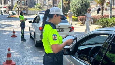 Trafik polislerinden kavurucu sıcaklarda denetim