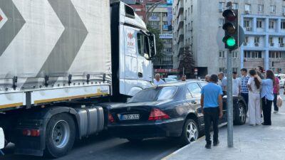 Zonguldak’ta Otomobil ile tır çarpıştı