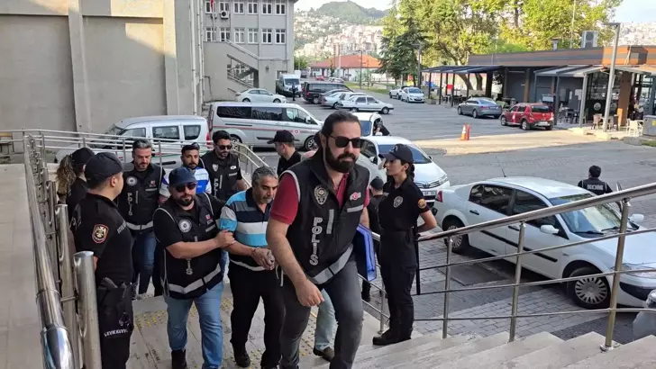 Belediye çalışanlarına faizle para veren baba ile 1 oğlu tutuklandı Zonguldak’ta iş arkadaşları da