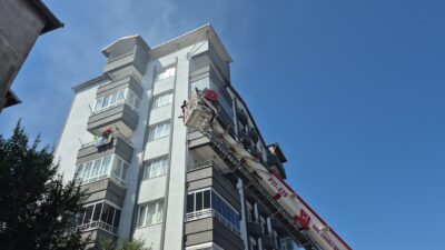 Yangın çıkan apartmanda mahsur kalan 5 kişi kurtarıldı
