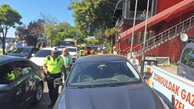 Motosiklet sürücüsü otomobile çarptı kaçtı: Aranıyor