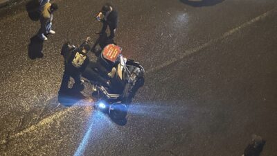 Kaygan zeminde kurye sürücüsü yere düştü