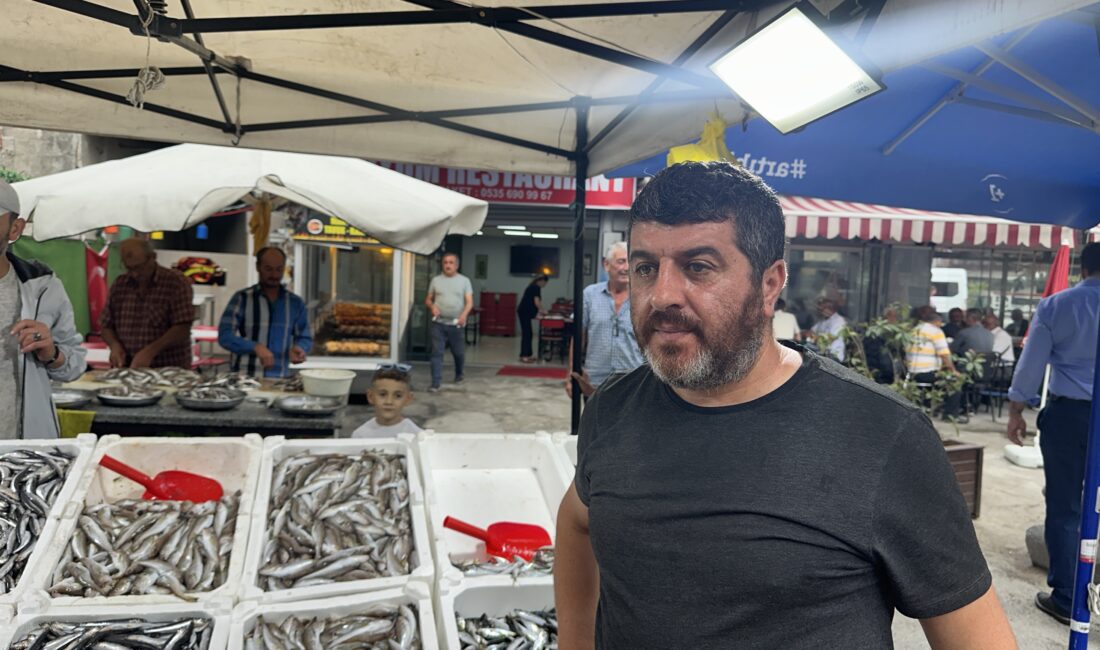 Zonguldak’ta Madenci Anıtı önünde