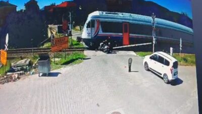 Motosikletli, trene çarptı