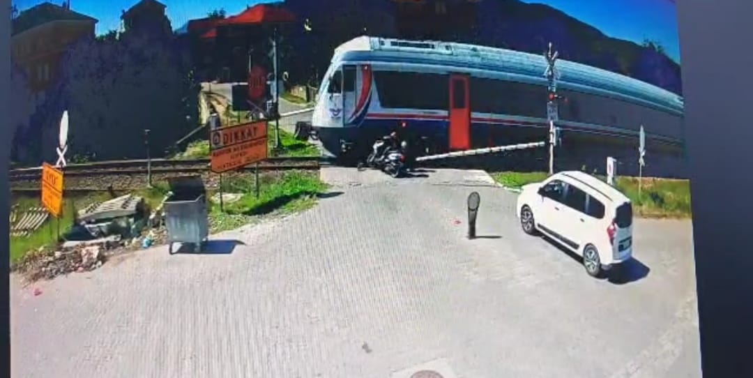 Motosikletli, trene çarptı Zonguldak’ın Çaycuma ilçesinde hemzemin