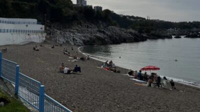 Zonguldak’ta sıcaklık arttı vatandaş soluğu denizde aldı