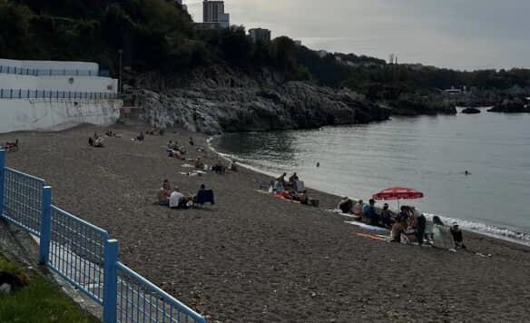 Zonguldak’ta sıcaklık arttı vatandaş soluğu denizde aldı Termometrelerin 26 dereceyi gösterdiği