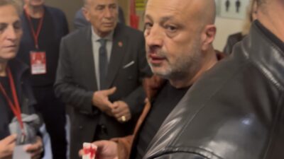 Kongrede yumruklar havada uçuştu