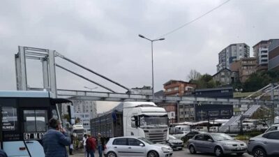 Zonguldak’ta tır ile otomobil çarpıştı