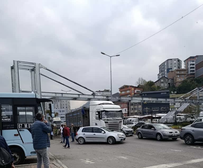 Zonguldak’ta tır ile otomobil çarpıştı Zonguldak’ta Uğur Mumcu Kavşağı’nda
