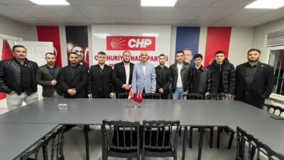 CHP’ye katılan gençlere rozetleri takıldı