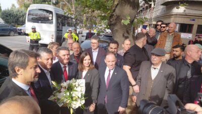 Özgür Özel, CHP İl Başkanlığında çiçeklerle karşılandı