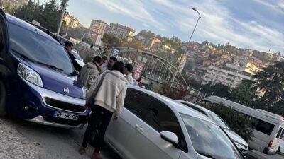 Acılık’ta iki araç birbirine girdi