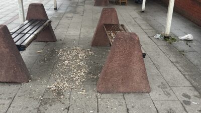 Acılık Camisi’nin altındaki banklarda pes dedirten görüntüler