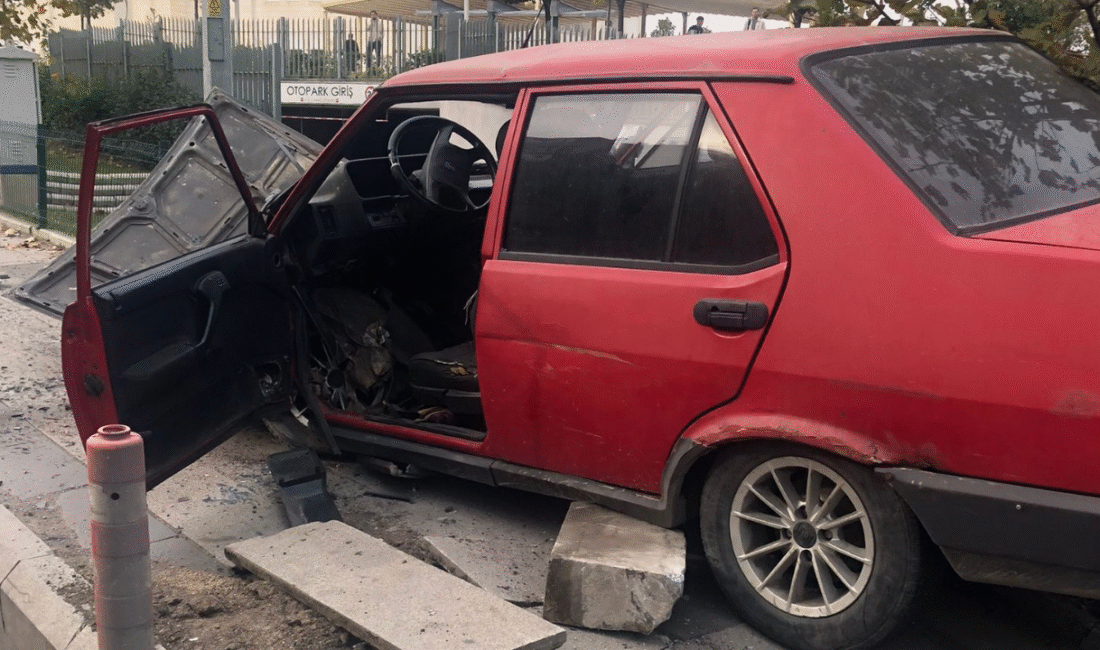 Uzunmehmet Camisi önünde kaza! İki kişi ağır yaralandı Zonguldak'ta Uzun Mehmet Camisi