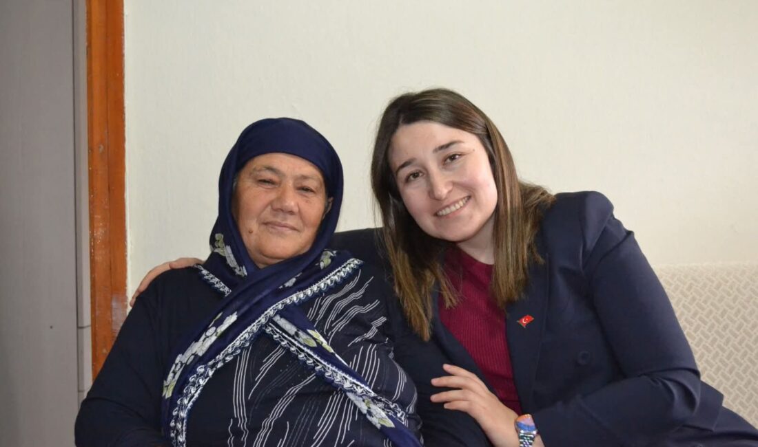 Kaymakamdan Şehit Ailesine Ziyaret Kilimli Kaymakamı Kübra Demirer, şehit ailesini ziyaret etti.