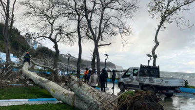 Zonguldak’ta dün gece saatlerinden itibaren etkili olan olumsuz hava koşulları