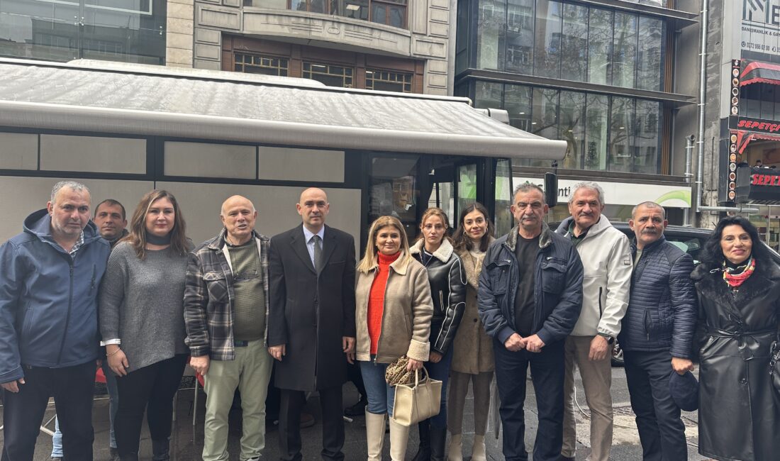 Chpliler kan bağışında bulundular Cumhuriyet Halk Partisi (CHP) İl yönetimi olarak Gazipaşa caddesinde kan