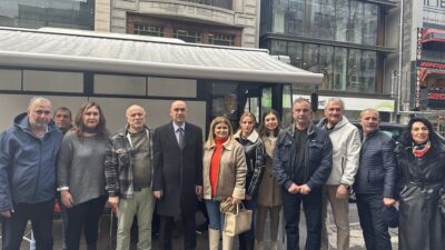 Chpliler kan bağışında bulundular Cumhuriyet Halk Partisi (CHP) İl yönetimi olarak Gazipaşa caddesinde kan