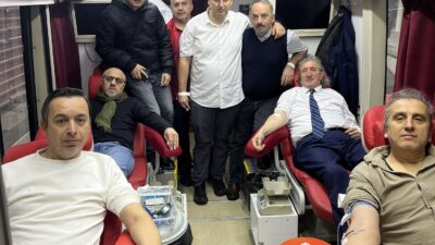 Zonguldak Gazeteciler Cemiyeti (ZGC) Gazipaşa caddesinde kan bağışı kampanyasına destek