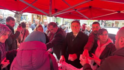 Zonguldak Belediyesi, Regaib Kandili vesilesiyle vatandaşlara kandil simidi dağıttı.