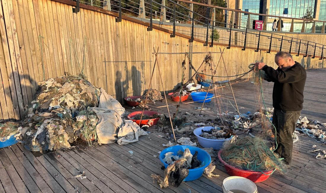 Zonguldak Liman arkasında balık tutmak için denize açılan balıkçıların ağlarına