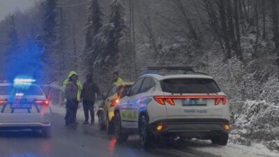 Zonguldak-Ereğli karayolunda etkili olan yoğun kar yağışı nedeniyle bir otomobil