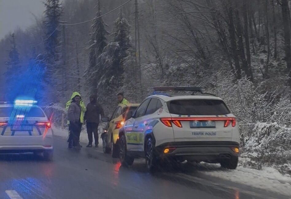 Zonguldak-Ereğli karayolunda etkili olan yoğun kar yağışı nedeniyle bir otomobil