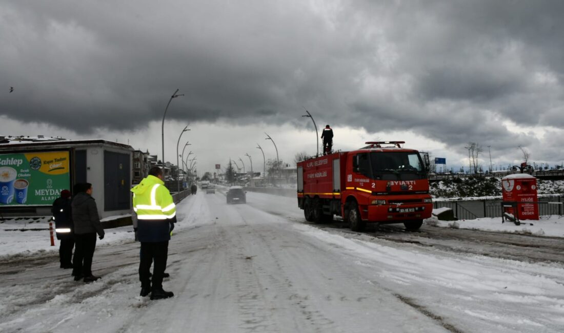 Zonguldak,'ta yeni yılın ilk saatlerinde başlayan yoğun kar yağışı, aralıklarla