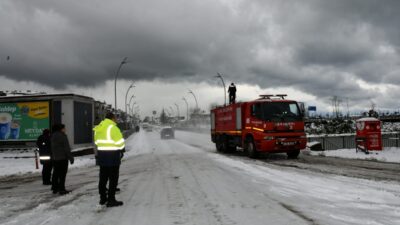Zonguldak,'ta yeni yılın ilk saatlerinde başlayan yoğun kar yağışı, aralıklarla