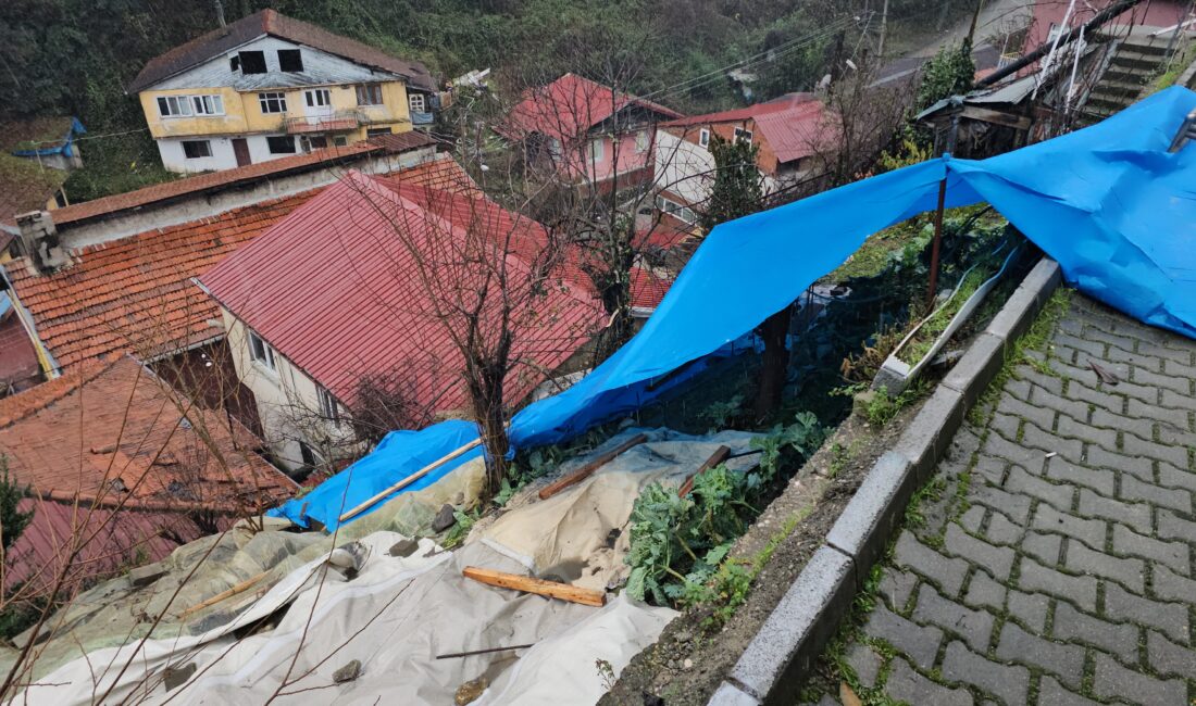 Zonguldak’ta heyecan tehlikesi! 2 ev boşaltıldı Zonguldak’ta etkili olan sağanağın ardından heyelanlar meydana geldi. Çatılarının üzerine