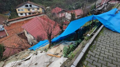 Zonguldak’ta etkili olan sağanağın ardından heyelanlar meydana geldi. Çatılarının üzerine