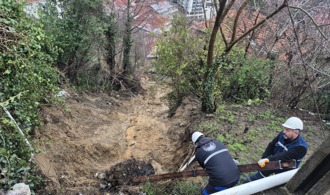 Heyelanda su borusu patladı, elektrik direkleri devrildi Zonguldak'ta heyelan sonucu su borusu patladı, elektrik direkleri devrildi. Mithatpaşa