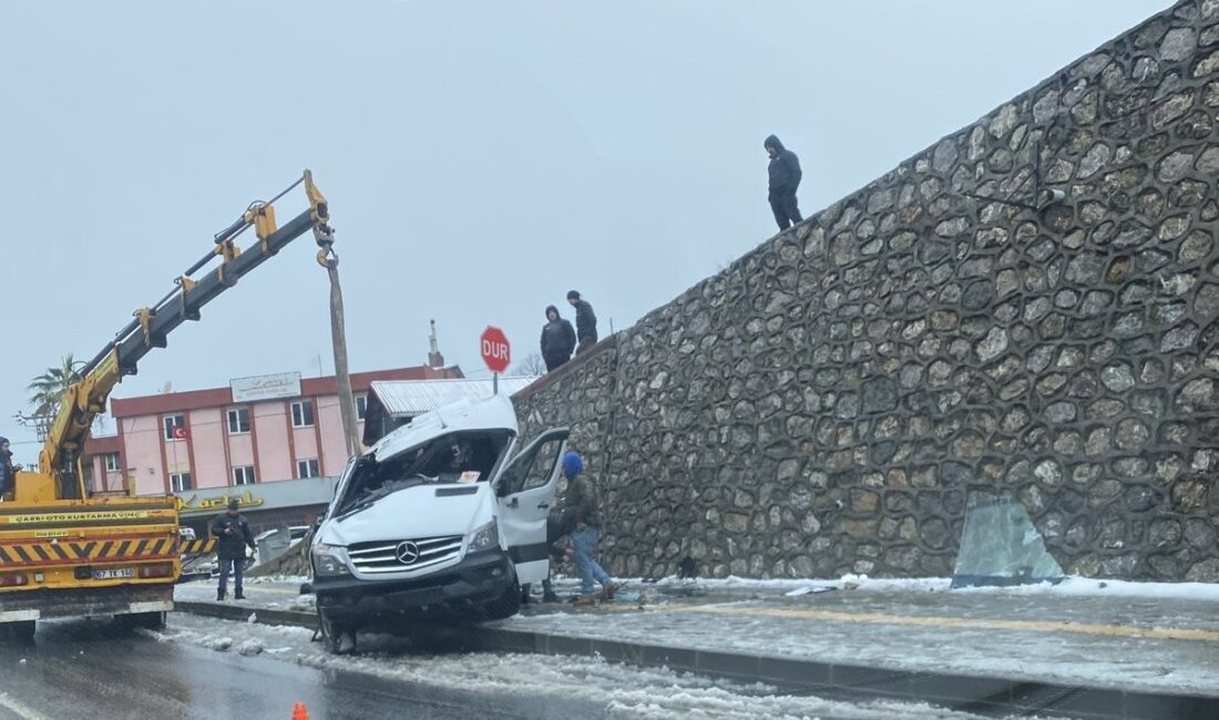 Zonguldak’ın Kozlu ilçesinde okul servisi, kar nedeniyle kontrolden çıkarak duvardan