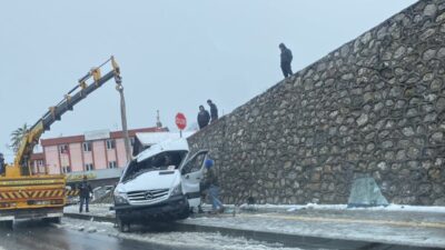 Zonguldak’ın Kozlu ilçesinde okul servisi, kar nedeniyle kontrolden çıkarak duvardan